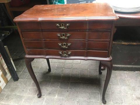 Cutlery table with 4 green veld lined drawers