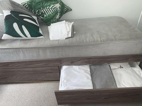 Bed base and mattress