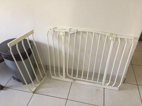 Dream baby safety gate with extension
