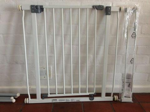 Baby safety gate with extension: good condition, easy to install, simple to use