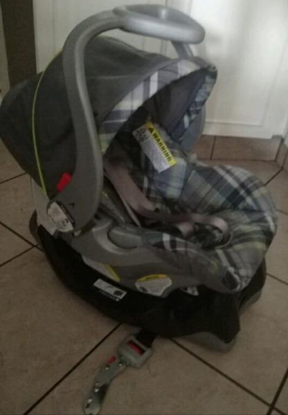 Baby trends car seat and base