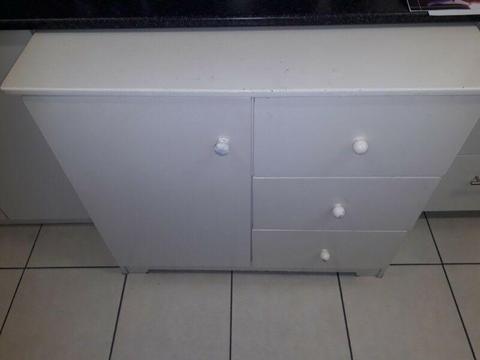 Compactum with 3 large drawers and cupboard with 2 shelves. Good condition. Needs a lick of paint