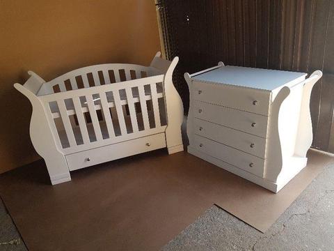 Sleigh Cot and Compactum