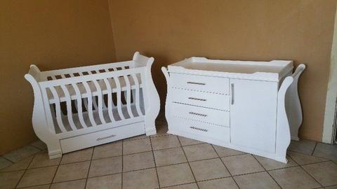 Sleigh Cot and Compactum