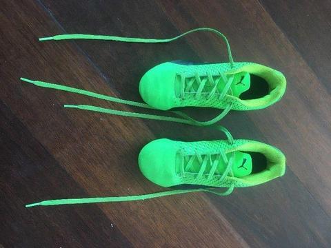 Puma soccer shoes kid size 1C (US) or 13 (UK) in great condition (as good as new)