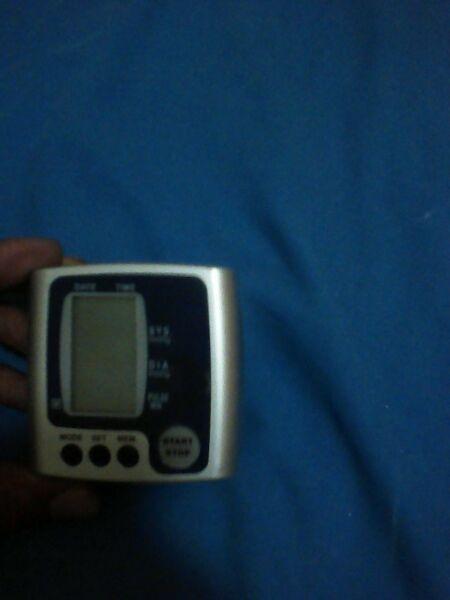 Mobile blood pressure monitor and heart rate indication