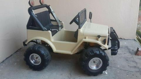 Electric ride on toy 4x4 kiddies car in excellent condition with(new!) good batteries