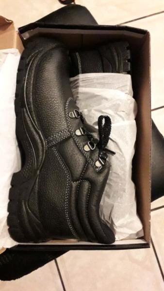 Dot Mercury safety shoes new in box. Size 9