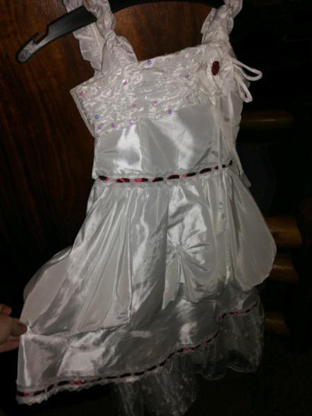 flower girl dress to fit a 4to5 or5to6 year old kuilsriver