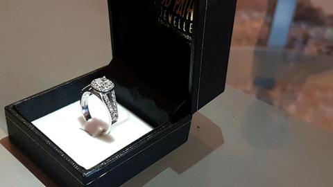 18ct white gold diamond ring 0.54 color G VS2 center stone
