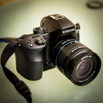 Samsung NX30 20MP CMOS with Smart WiFi and NFC Mirrorless Digital Camera plus Zoom Lens