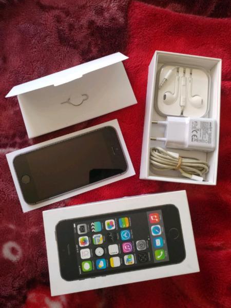 Iphone 5s space gray 16GB with box and accessories