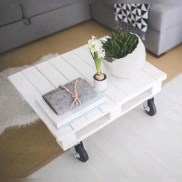 White pallet table with wheels R600