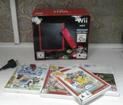 WII MINI CONSOLE AND 4 GAMES