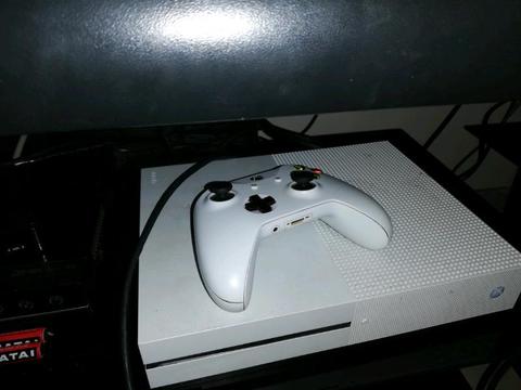 xbox one s,two remotes,3 games