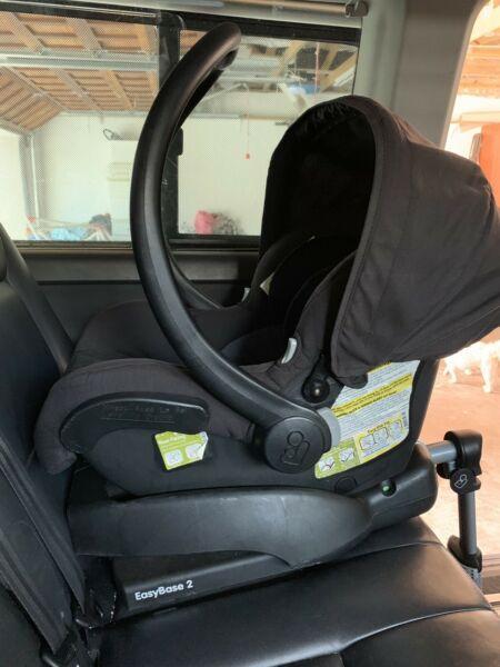 Maxi Cosi Infant car seat and maxi cosi universal base R2000