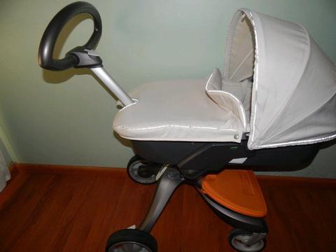 Stokke Carrycot and Beizi sleep carseat