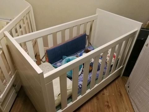 Baby cot with removable change station