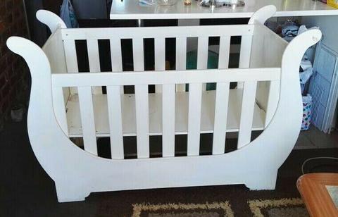 Baby sleigh cot