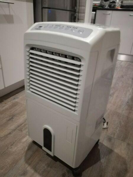 Air cooler with water cooling system