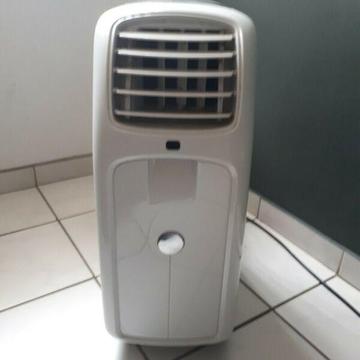 Logik Portable aircon in great condition 10 000 BTU With all cables and piping