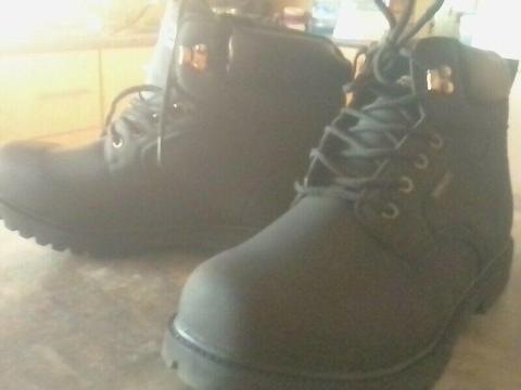 brand new men boot shoes for R300 
