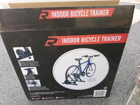 Indoor bicycle trainer 
