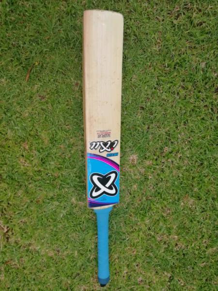 New IXU Nexus Cricket Bat  
