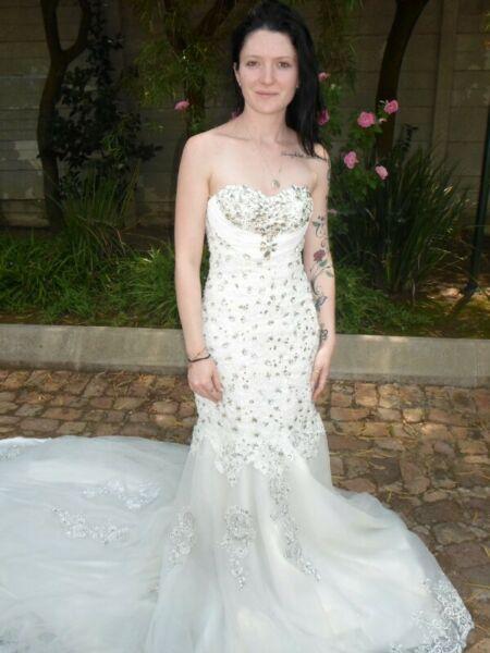 Stunning Preloved Wedding Dress R2300 