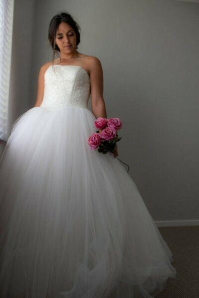 Beautiful designer wedding gown for sale (Oleg Cassini) 