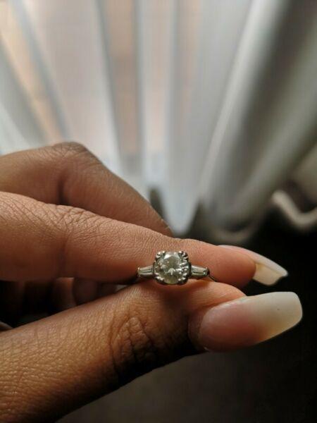 Round brilliant diamond ring 