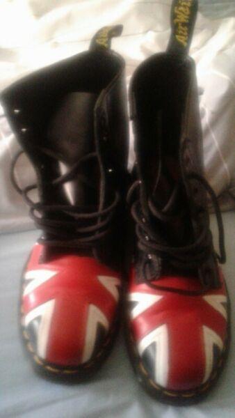 New Dr Martens Union Jack 8hole boots 