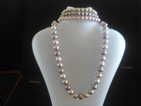 Pearl necklace and bracelet 