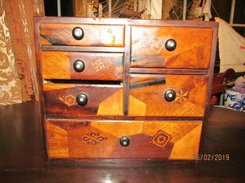 INLAID WOOD BOX 6 DRAWERS WITH Antique CAST TRINCKETS 