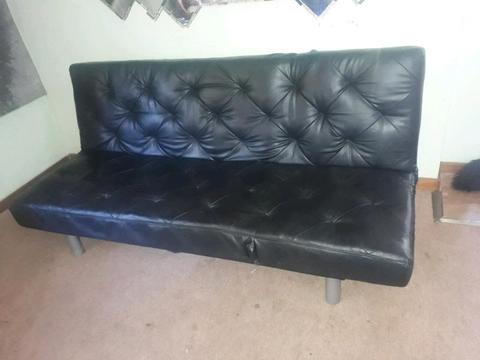 Sleeper couch te koop. 