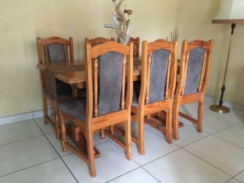 Extendable dining table with 6 chairs 