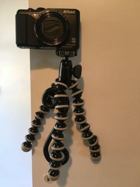 Nikon Coolpix S9900 with stand 
