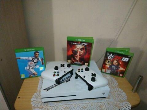 Xbox 1 S with 2 controllers and 3 games 
