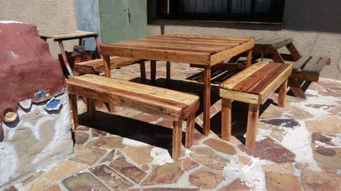 Rustic pallet picnic table 