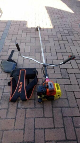 Petrol brushcutter with harness 