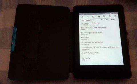 Amazon Kindle Paperwhite - Thin with inner light for reading at night 