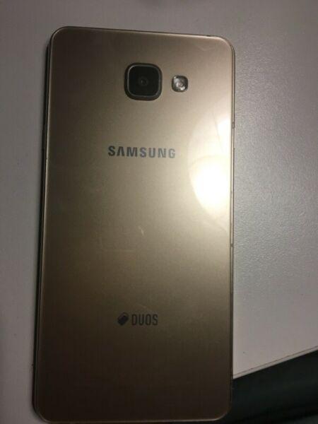 Samsung A7 gold . Excellent conditon 