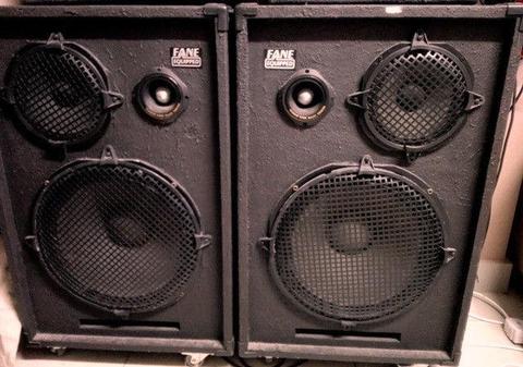 Amplify your sound! 8x Speakers plus extras for sale! 