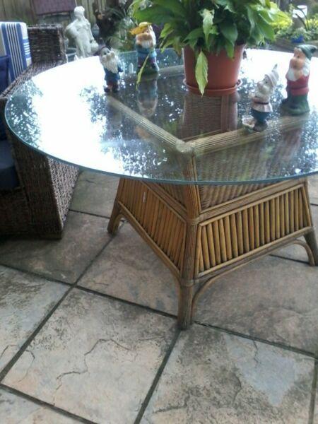 Wicker table with tampered glass 