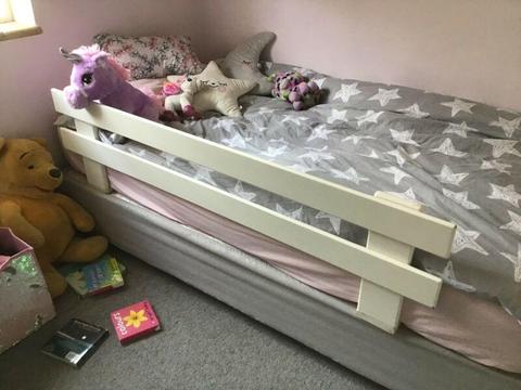 Child safety bed barrier 