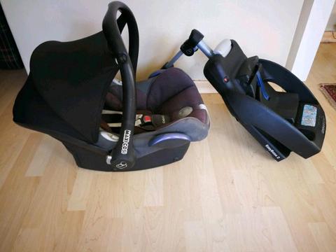 MAXI COSI infant carseat and base!R2000 