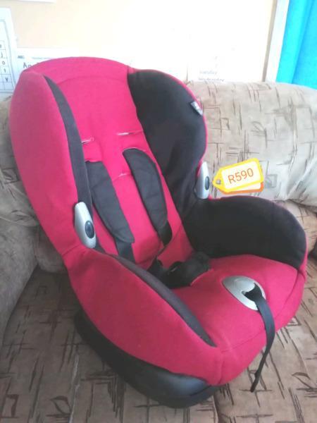 Reclining Maxi Cozi carseat 9-18kg 