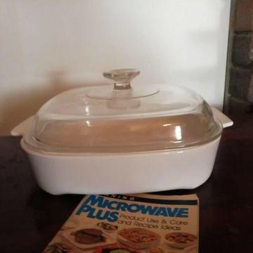 Mikrowave corning ware dish with lid 