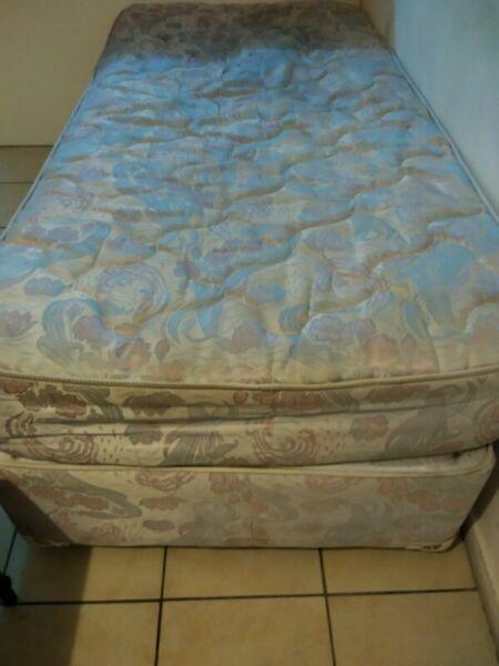 Selling a bed for R300 