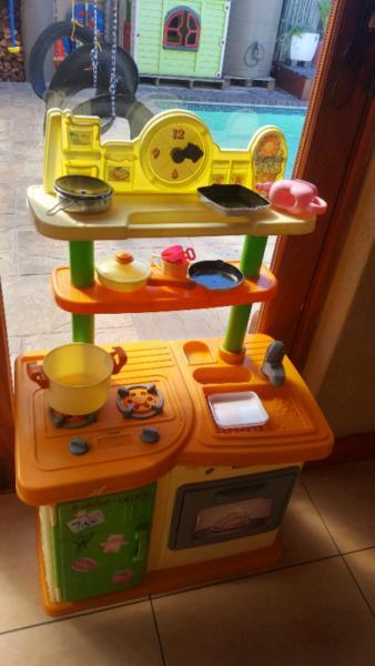 Kiddies plastic Stove/Oven/Kitchen sink for sale 